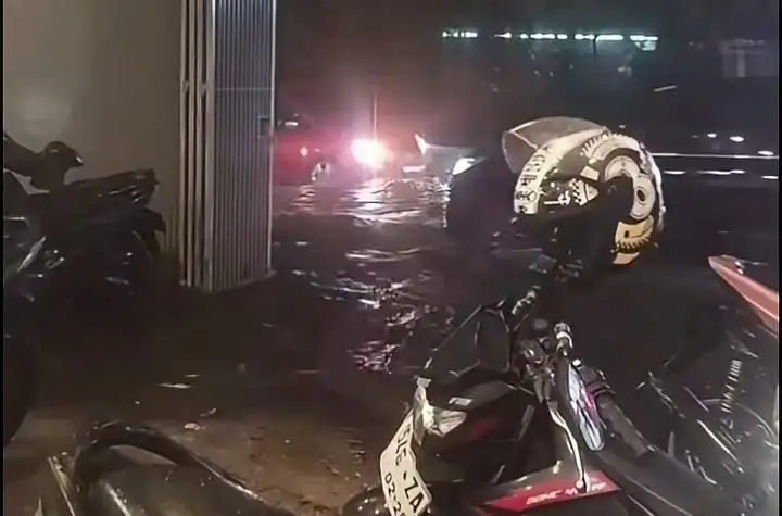 Banjir Cikutra Barat Bandung, Mobil dan Motor Terjebak Arus Deras