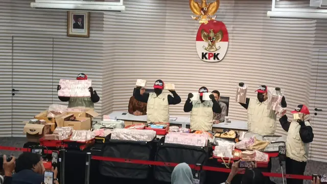 KPK Sita Perhiasan Diduga Emas Saat Geledah BPN Jatim